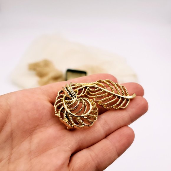 Vintage Gerry's Large Gold Feather Brooch, Dark academia feather pin, Scarf pin - Picture 9 of 9